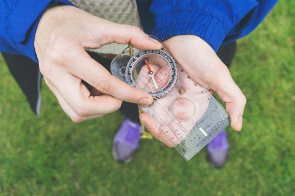 Comment découvrir les traditions de la chasse aux aurores boréales en Laponie?