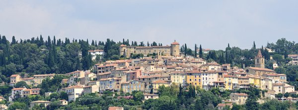 Où s'installer pour des vacances en Provence avec des ateliers de poterie et des randonnées dans les collines?